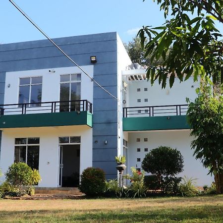 Peacock Resort Anuradhapura Esterno foto